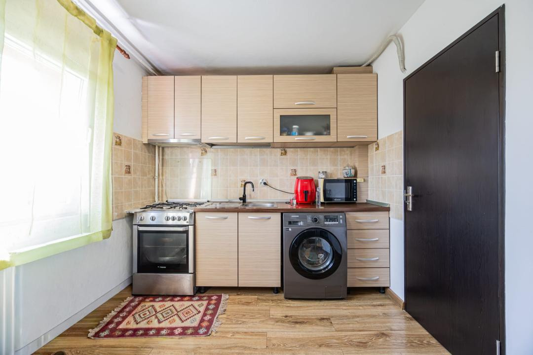 Apartament 2 camere,decomandat-Zona Tractorul