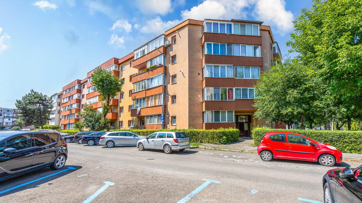 Apartament 2 camere,decomandat-Zona Tractorul