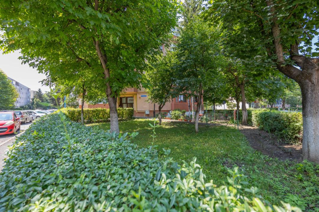 Apartament 2 camere,decomandat-Zona Tractorul