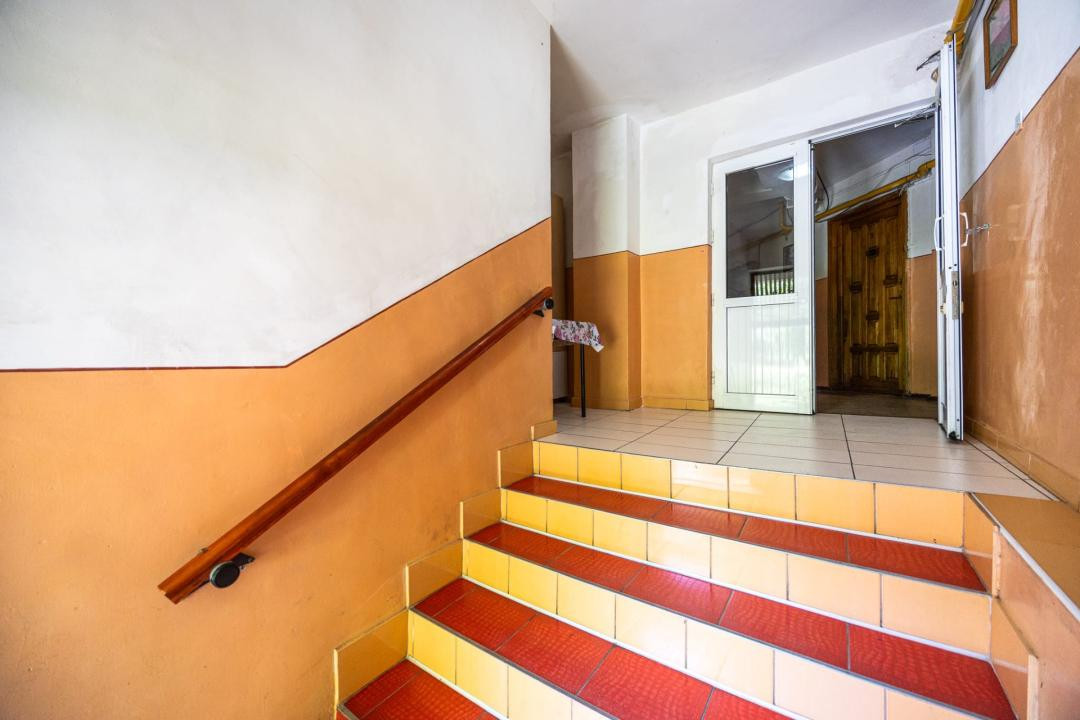 Apartament 2 camere,decomandat-Zona Tractorul