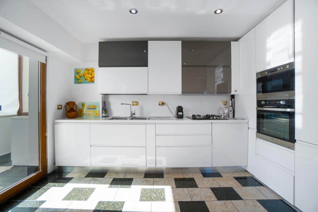 Apartament generos cu 3 camere, la intrarea în Răcădău