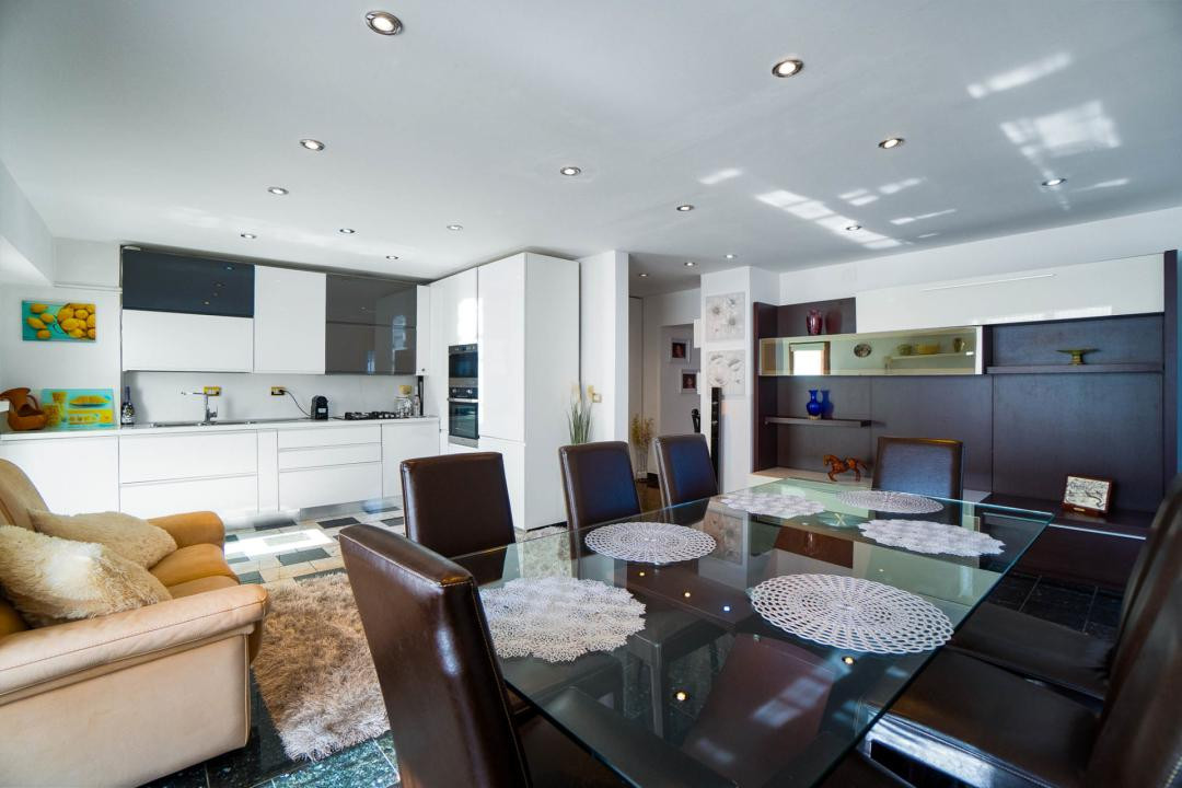Apartament generos cu 3 camere, la intrarea în Răcădău