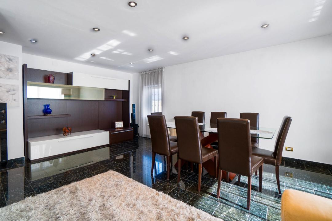 Apartament generos cu 3 camere, la intrarea în Răcădău
