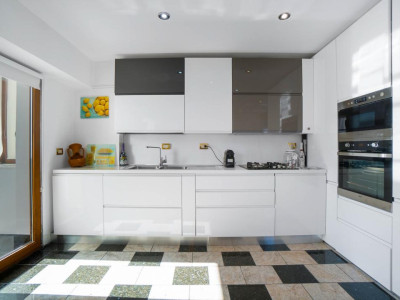 Apartament generos cu 3 camere, la intrarea în Răcădău