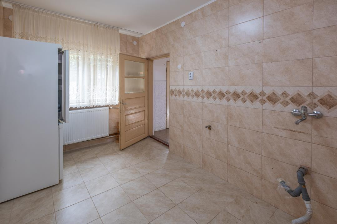 Casă din cărămidă, cu garaj și curte proprie – zona centrală Constanța