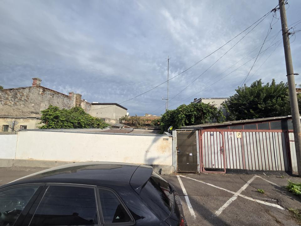 Casă din cărămidă, cu garaj și curte proprie – zona centrală Constanța