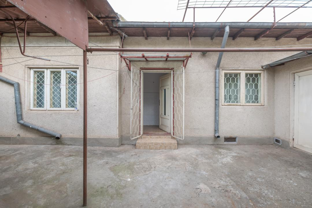 Casă din cărămidă, cu garaj și curte proprie – zona centrală Constanța