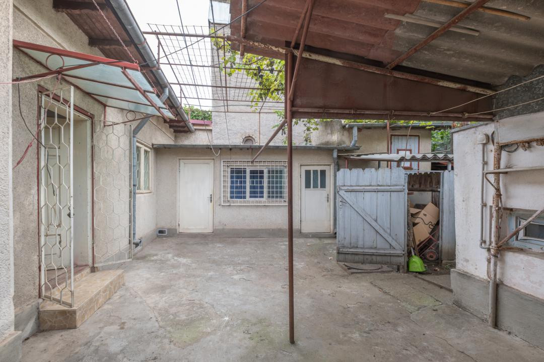 Casă din cărămidă, cu garaj și curte proprie – zona centrală Constanța
