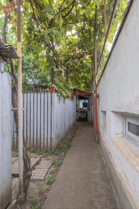 Casă din cărămidă, cu garaj și curte proprie – zona centrală Constanța