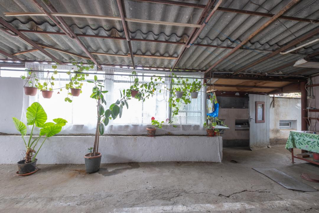 Casă din cărămidă, cu garaj și curte proprie – zona centrală Constanța