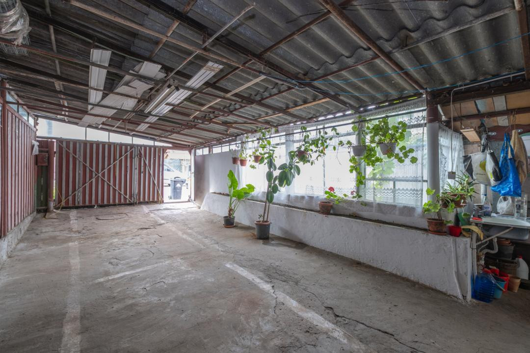 Casă din cărămidă, cu garaj și curte proprie – zona centrală Constanța