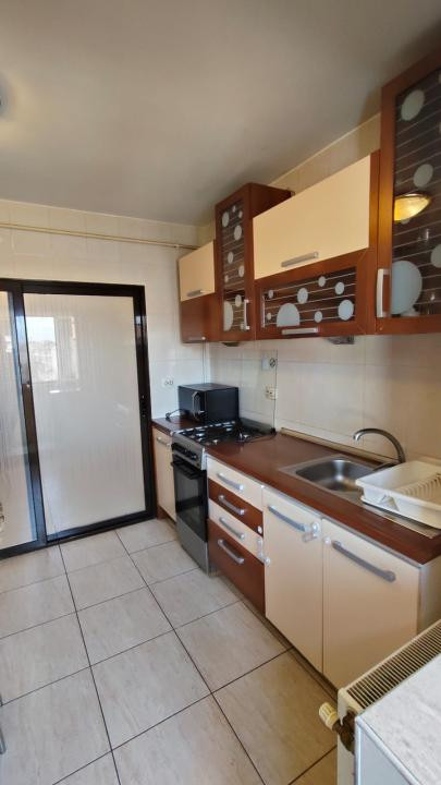 Apartament cu 3 camere de închiriat – Vasile Aaron, mobilat, bloc cu lift