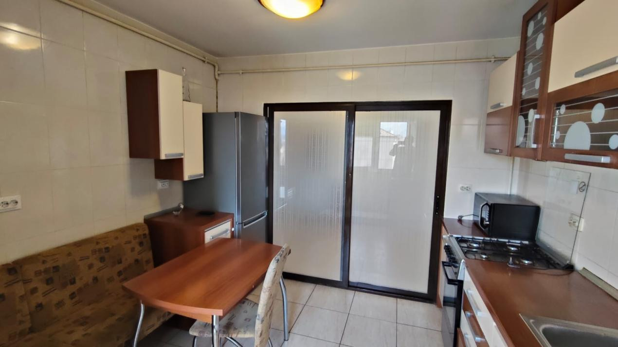 Apartament cu 3 camere de închiriat – Vasile Aaron, mobilat, bloc cu lift