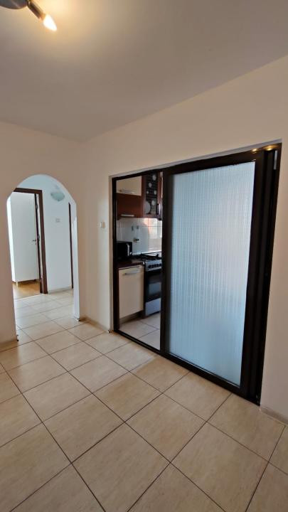 Apartament cu 3 camere de închiriat – Vasile Aaron, mobilat, bloc cu lift