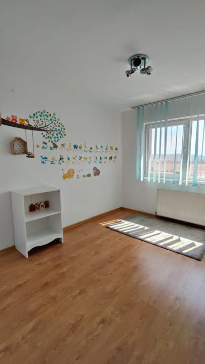 Apartament cu 3 camere de închiriat – Vasile Aaron, mobilat, bloc cu lift