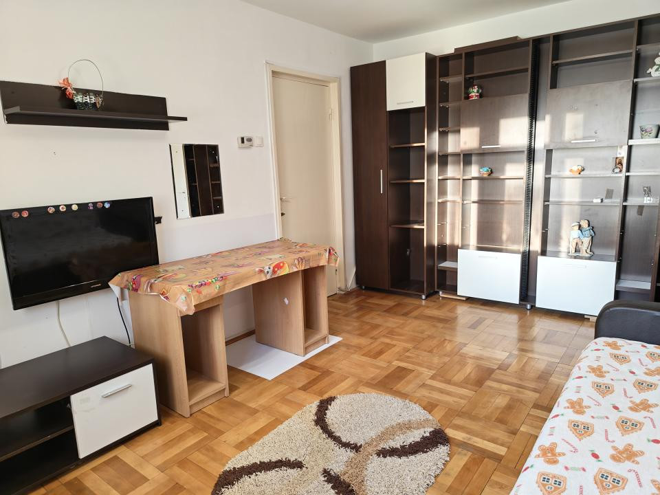 Apartament 3 camere de închiriat — zona B-dul Gării