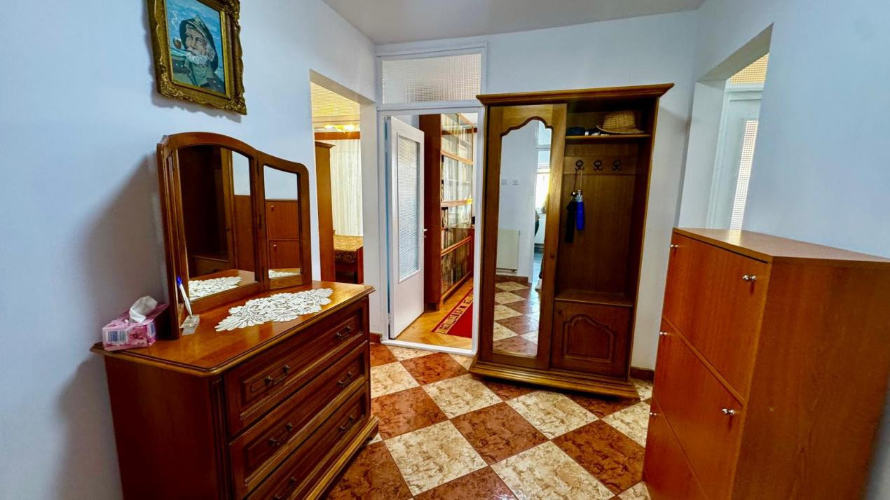 Apartament de închiriat 3 camere în Valea Aurie – preț sub nivelul pieței