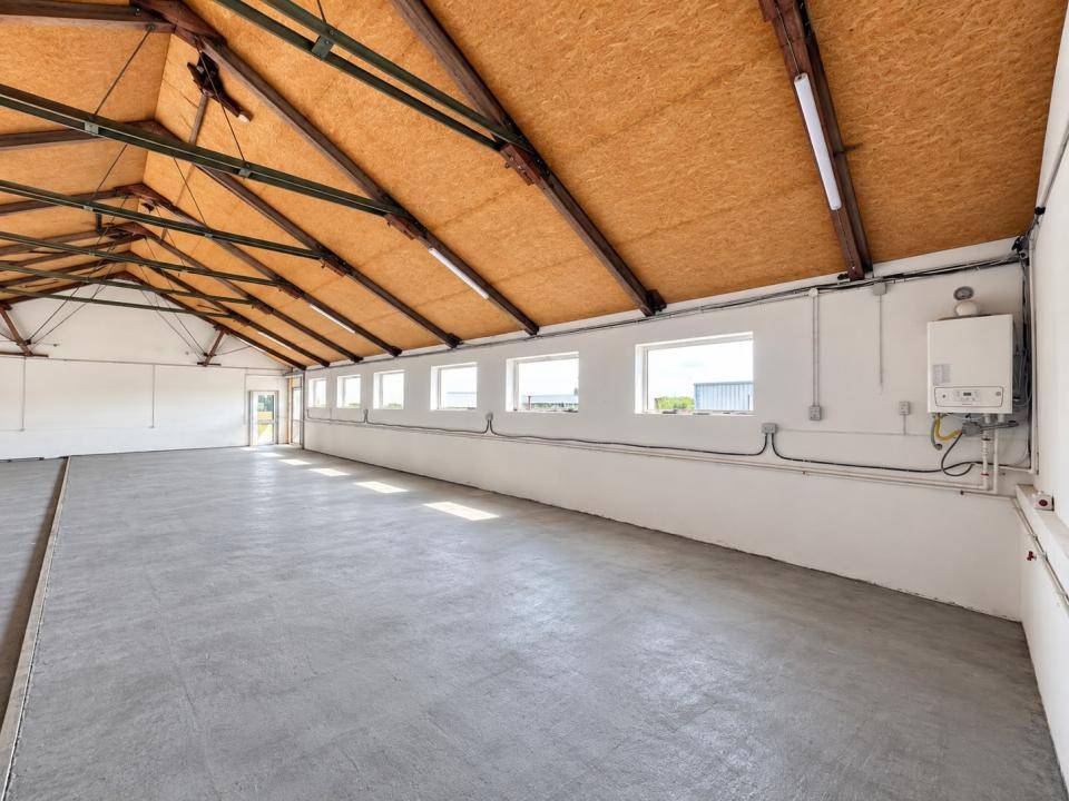 HALĂ | 200 MP | PUTERE INSTALATĂ 150 KW | HĂRMAN