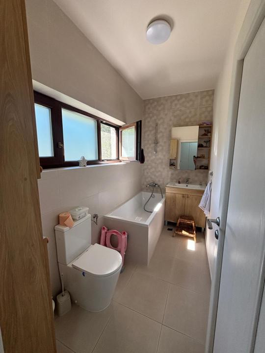 Casă individuală de închiriat în Tochile  6 camere, 160 mp, teren 1.000 mp