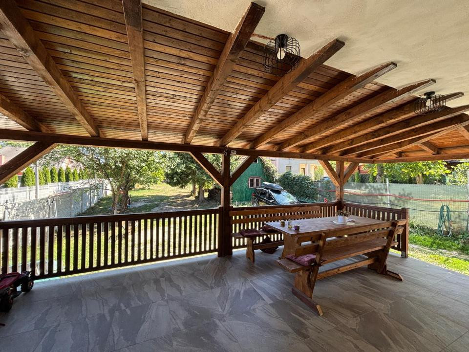 Casă individuală de închiriat în Tochile  6 camere, 160 mp, teren 1.000 mp