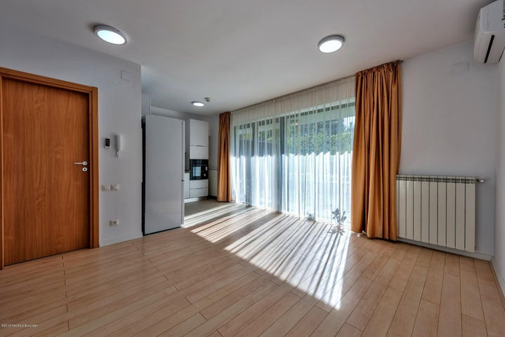 Garsoniera cu curte individuala in Poseidon Residence