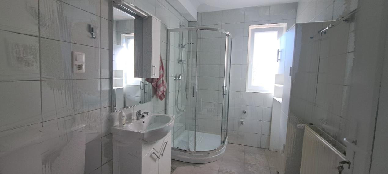 Apartament modern cu 2 camere, curte privată și 2 locuri de parcare