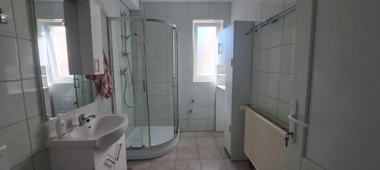 Apartament modern cu 2 camere, curte privată și 2 locuri de parcare