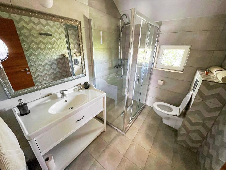 Mamaia-Sat/Pensiune cu 13 camere la cheie/Investiție/Venit imediat garantat 