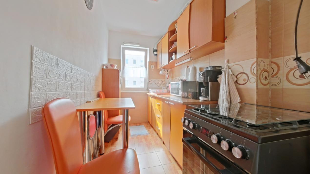 Apartament de vanzare, 3 camere cu parcare, Zona Gemenii