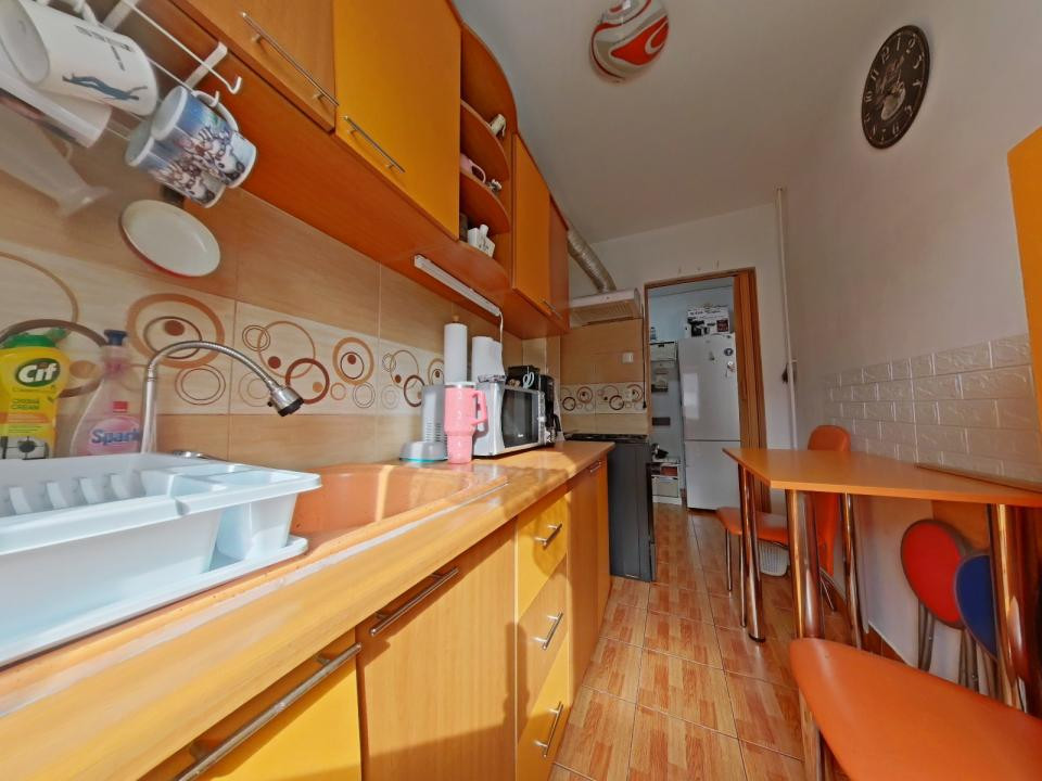 Apartament de vanzare, 3 camere cu parcare, Zona Gemenii