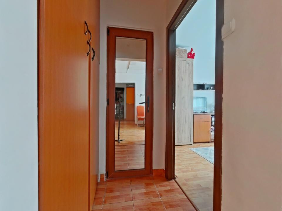 Apartament de vanzare, 3 camere cu parcare, Zona Gemenii