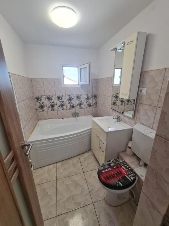 Apartament cu 3 camere decomandate si 2 bai, in Tomesti!