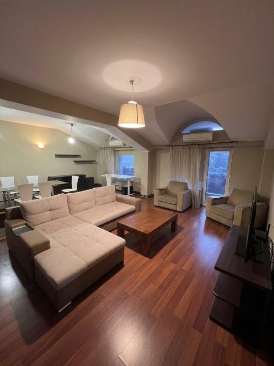 Apartament foarte spatios, romantic, in mansarda, Copou-Centru!