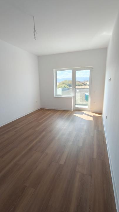 Apartament doua camere, bucatarie separata, decomandat