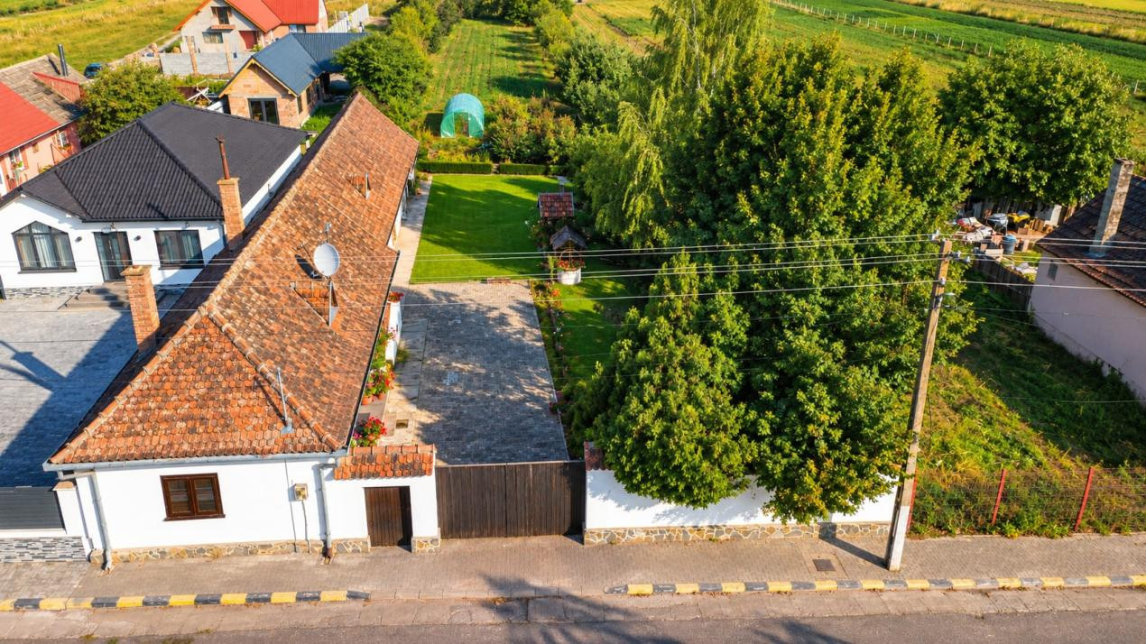 Casă renovată cu teren de 2.440 mp și două fronturi stradale – Crizbav, Brașov