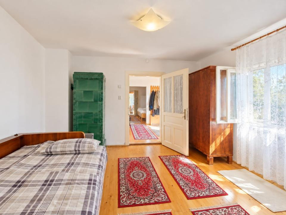Casă renovată cu teren de 2.440 mp și două fronturi stradale – Crizbav, Brașov