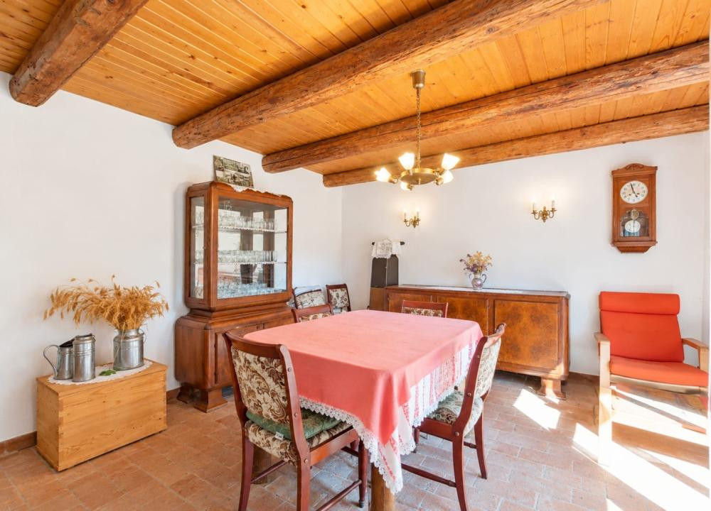 Casă renovată cu teren de 2.440 mp și două fronturi stradale – Crizbav, Brașov