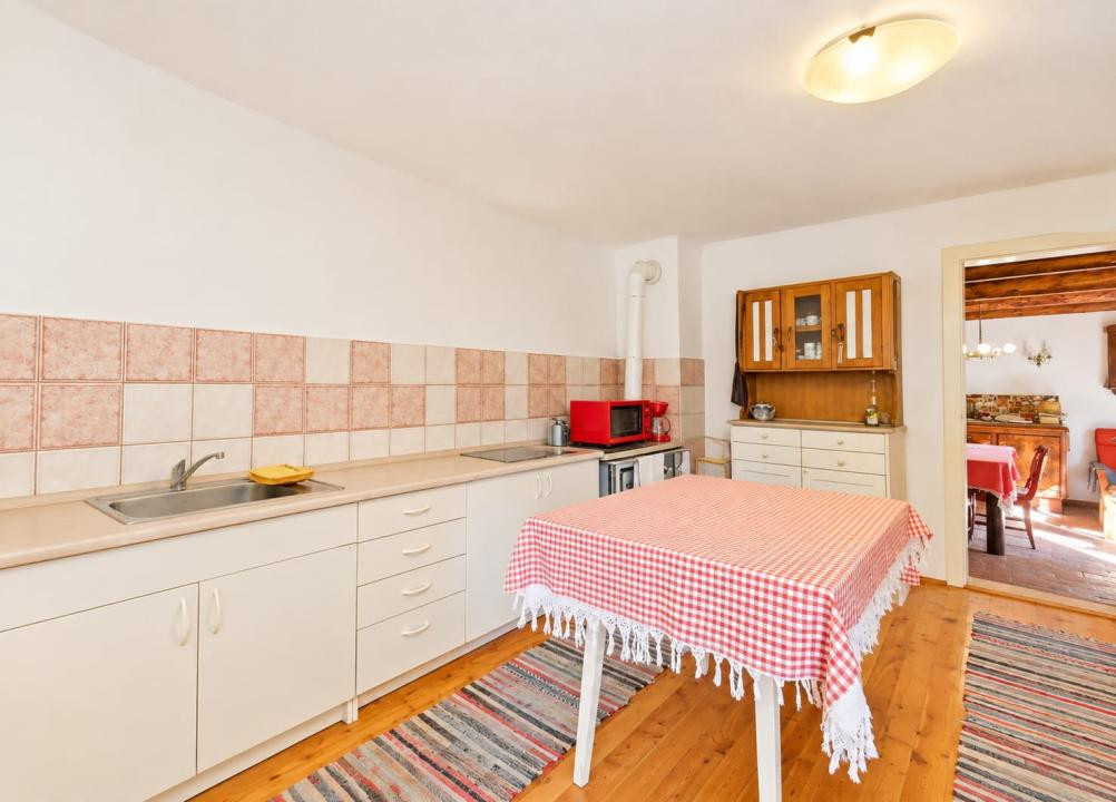 Casă renovată cu teren de 2.440 mp și două fronturi stradale – Crizbav, Brașov