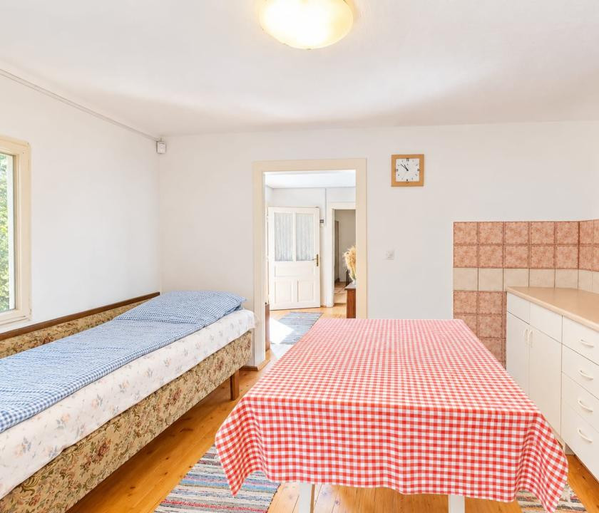 Casă renovată cu teren de 2.440 mp și două fronturi stradale – Crizbav, Brașov