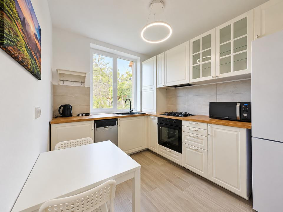 Închiriere apartament cu 2 camere, renovat si spatios - Strada Lungă
