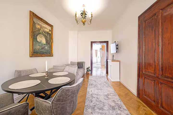 De vanzare în Piața Mică, Sibiu spațiu pentru restaurant și două apartamente