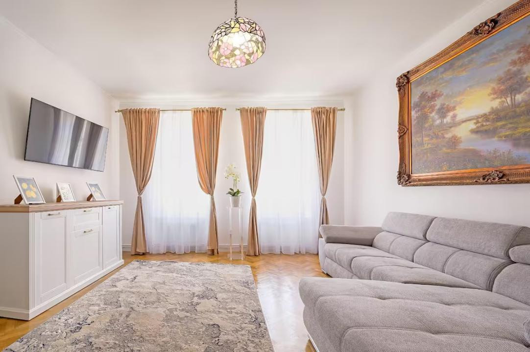 De vanzare în Piața Mică, Sibiu spațiu pentru restaurant și două apartamente