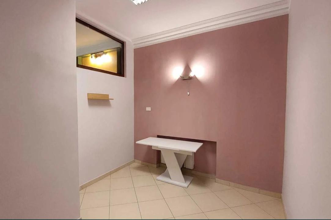 Spatiu comercial sau de birouri la parter de vila, la strada, compartimentabil!