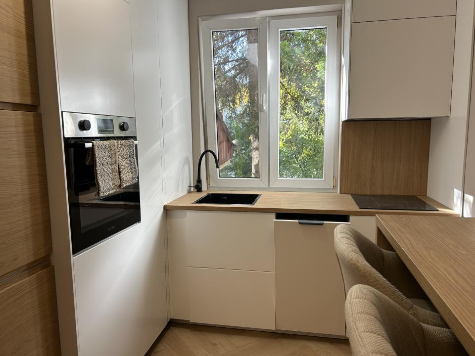 Apartament modern cu 2 camere de închiriat