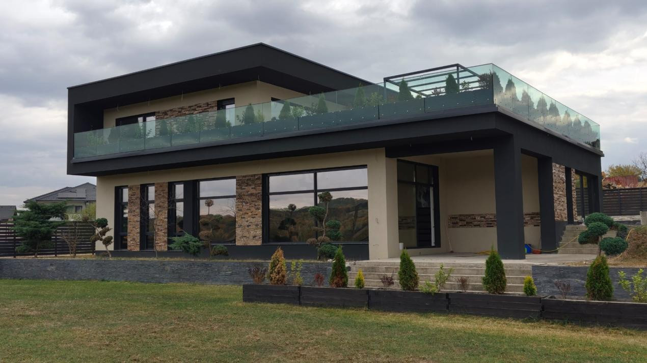 Casa individuala cu piscina interioara