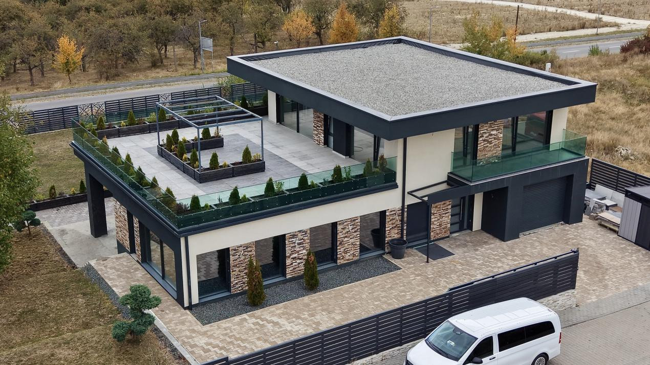 Casa individuala cu piscina interioara
