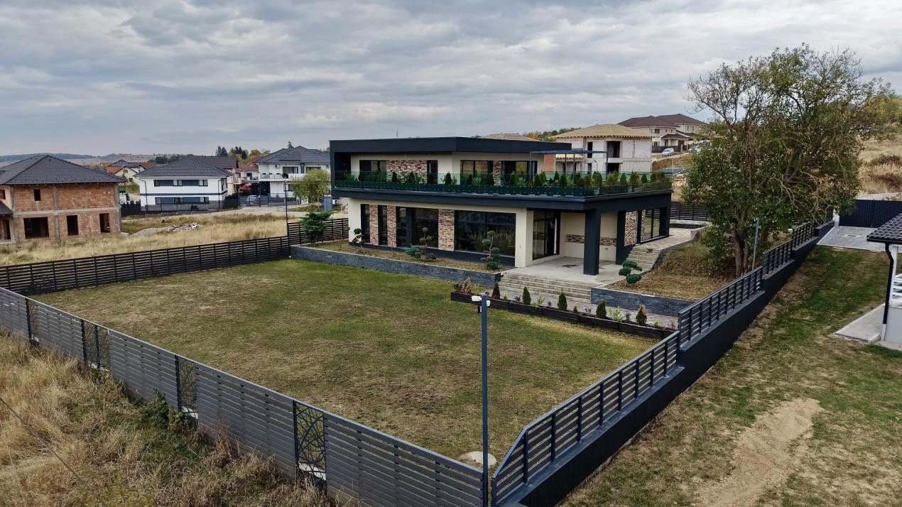 Casa individuala cu piscina interioara