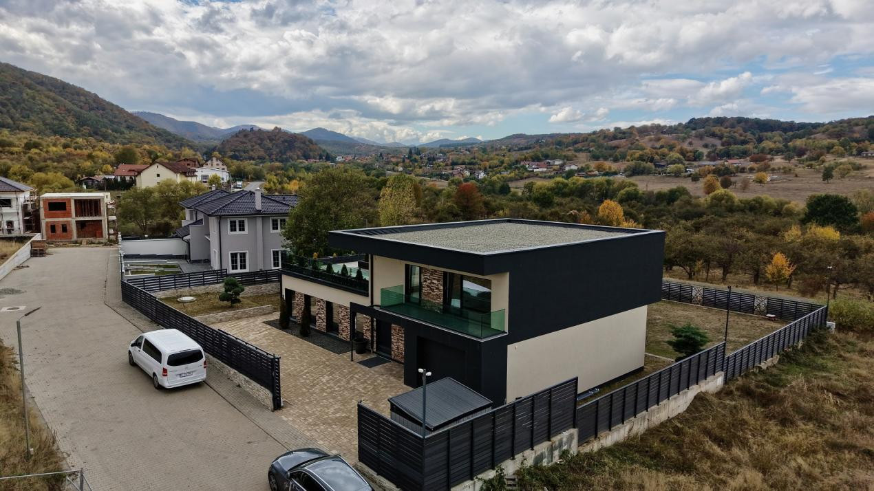 Casa individuala cu piscina interioara