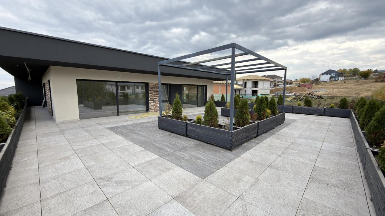 Casa individuala cu piscina interioara