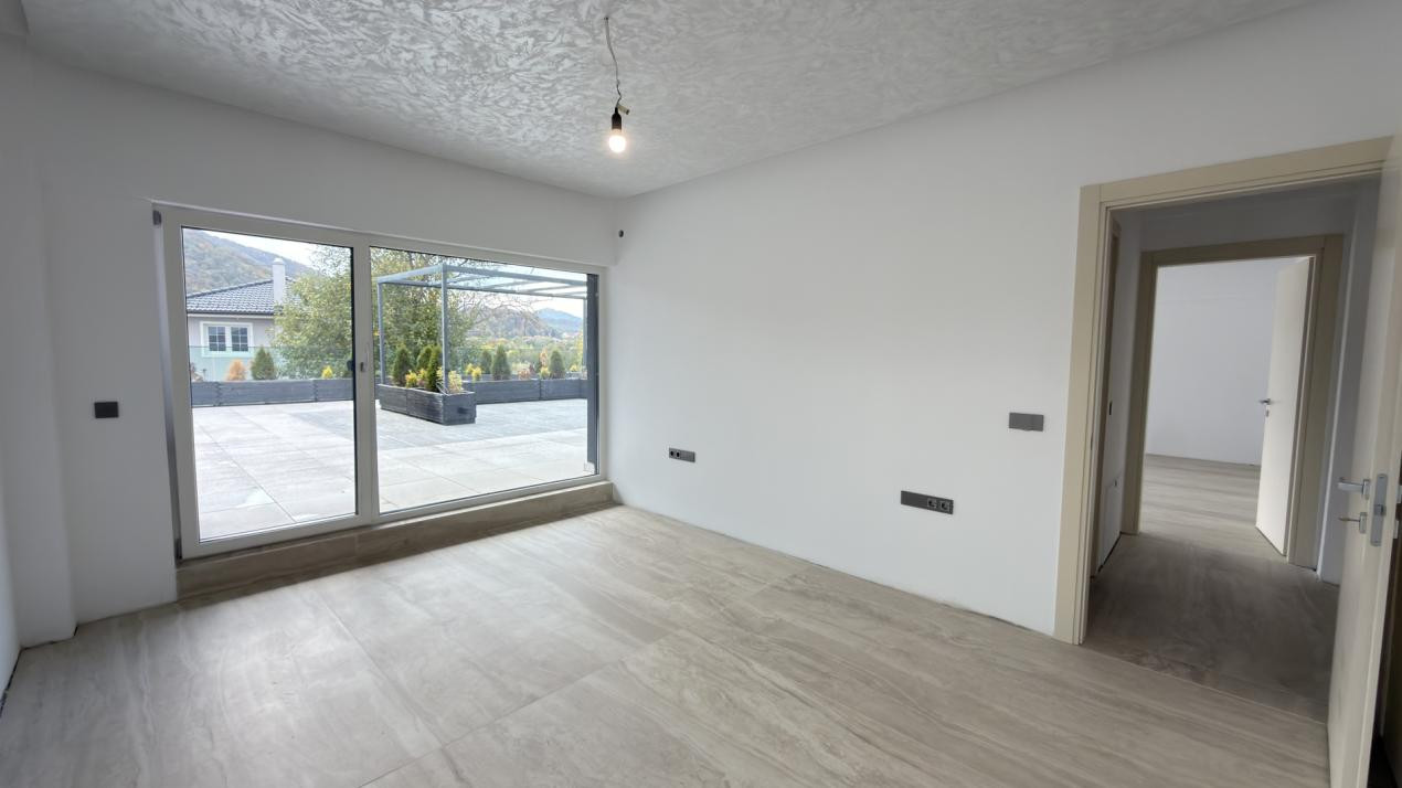 Casa individuala cu piscina interioara